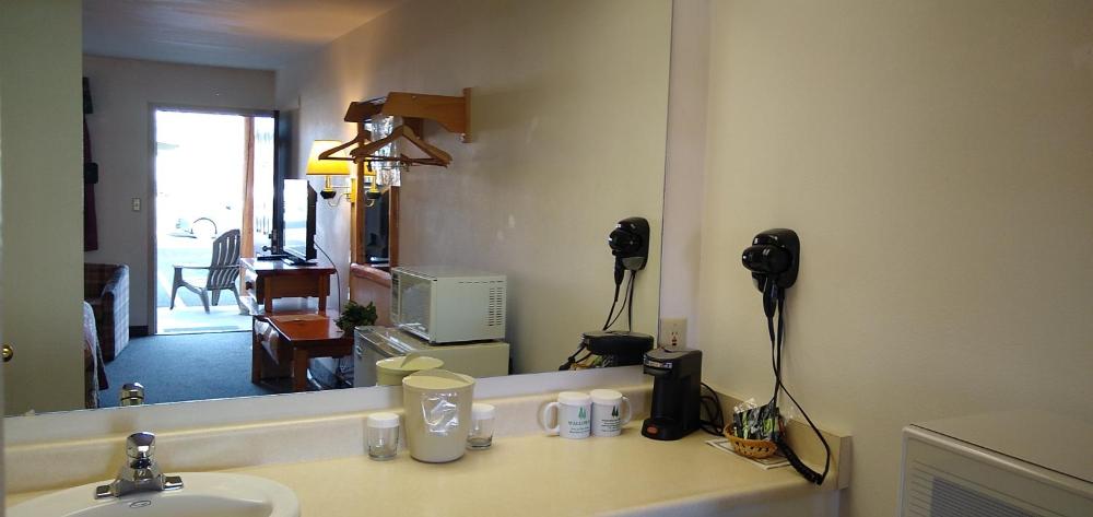 Deluxe Queen Room interior